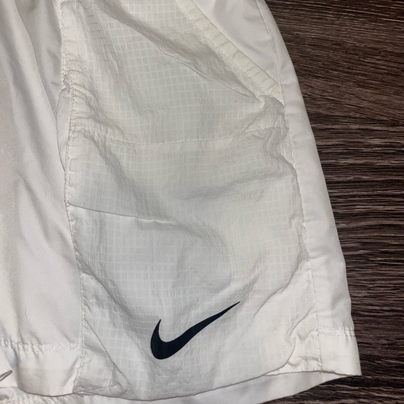 Nike Women’s Sportswear Swoosh Belted Woven Short - Picture 4 of 5